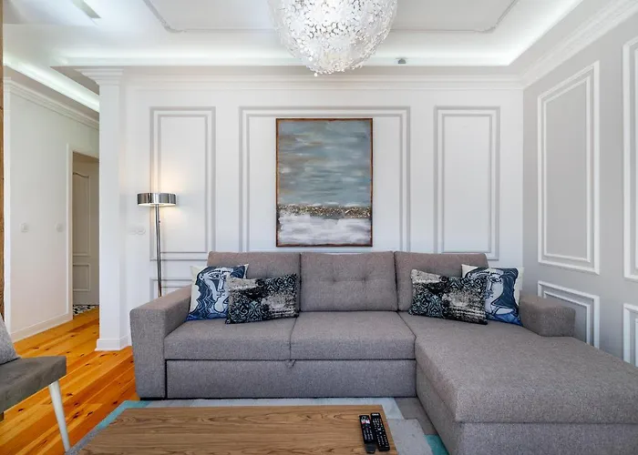 Whome | Great Location & Large Family Apartment W/Patio